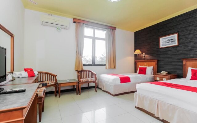 RedDoorz Plus near Depati Amir Airport