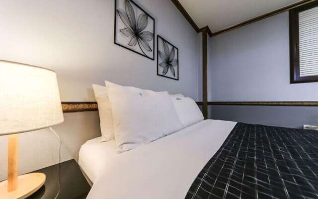 Sharp Hotel
