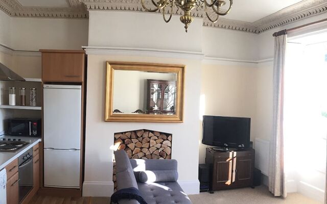 Charming 2BD Flat Cheltenham, Gloucestershire