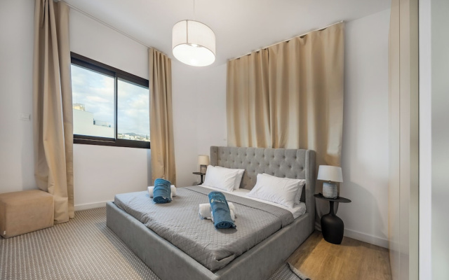 103 Piliou - City View Balcony & Shared Rooftop Pool