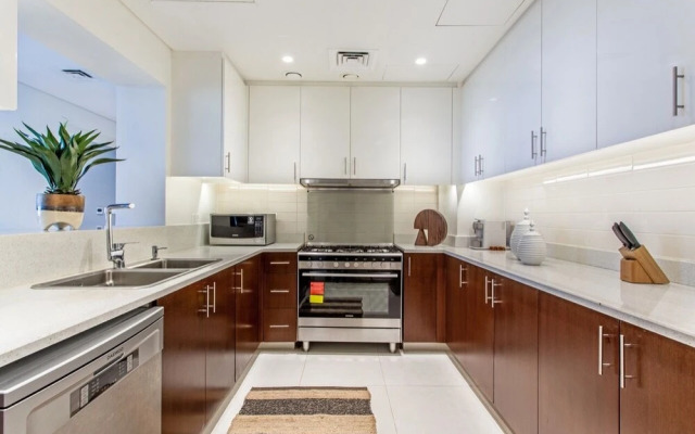 Family Home Nearby Burjkhalifa With lux Furnishing