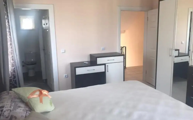 1 Bedroom Apartment Lake View 3 by Likya Global