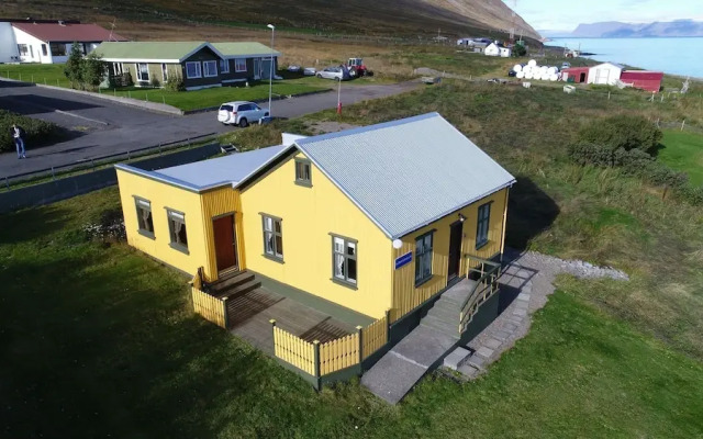 Blómsturvellir Holiday Home