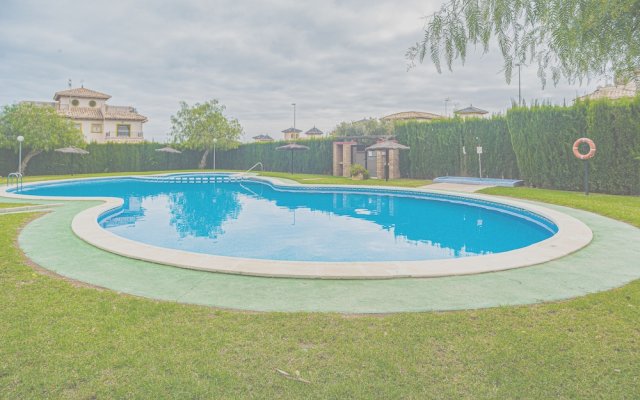 Beautiful 3-bed House With Communal Pool