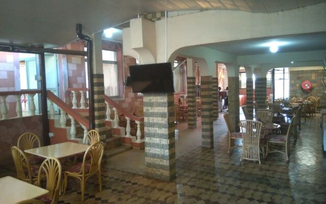 Le Savanna Country Lodge And Hotel