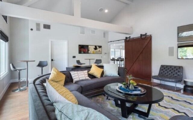 Global Luxury Suites at Stoneridge Mall