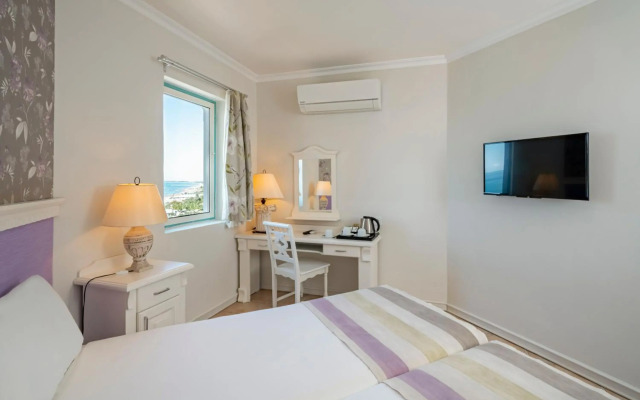İz Flower Side Beach Hotel