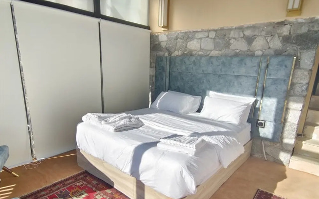 Stunning Cliff-edge 2-bedroom Chalet in Karimabad