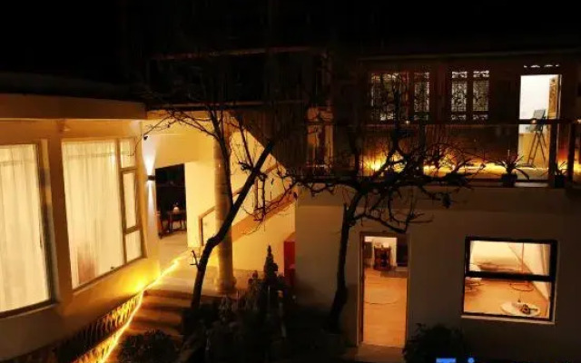 Lakeside Bliss Courtyard