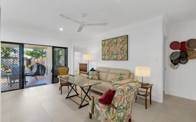 3-bed Family Home With Pool & BBQ by the Beach