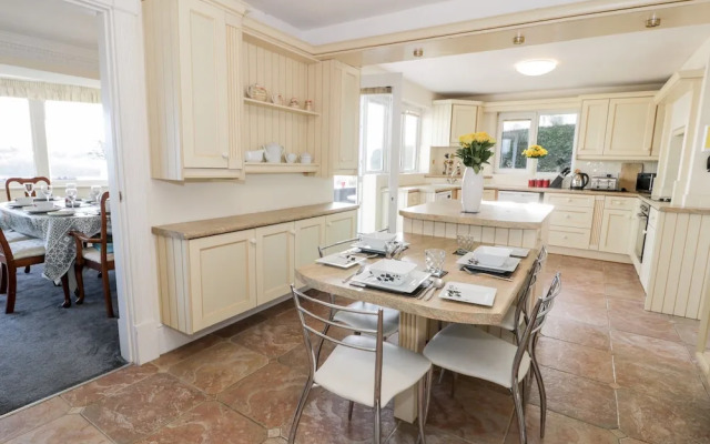 11 Glyn Garth Mews