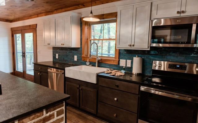 Bigfoots Retreat 2 Bedroom Chalet by RedAwning