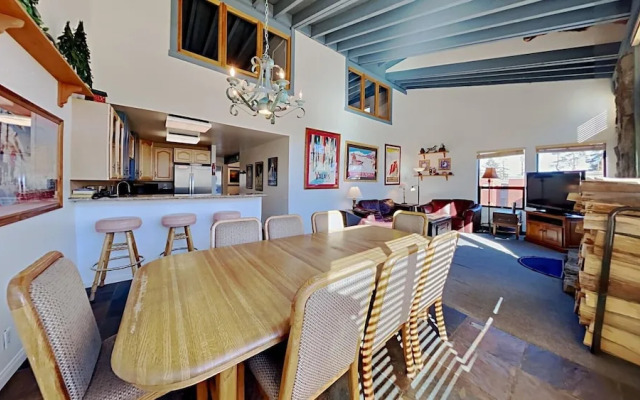 Large Upgraded 4 Bedroom Condo in Mammoth! Easy access To Hot Tubs, Pool, Sauna by RedAwning