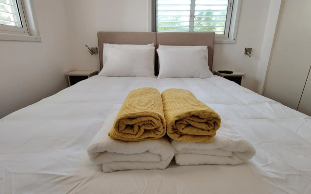 2BDR Holiday Home by Mezizim Beach and TLV Port!