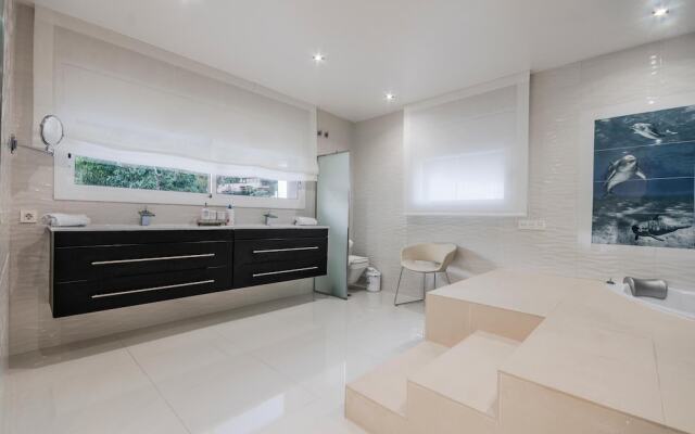 Luxurious Villa. Overflowing Pool 100 Meters From the Beach