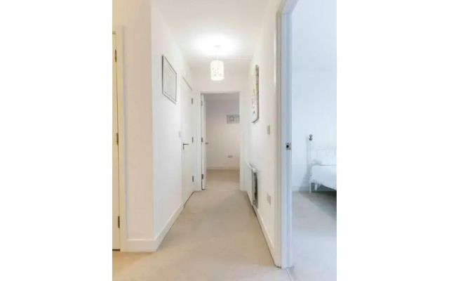 2 BR Modern Flat Near Train Station/central