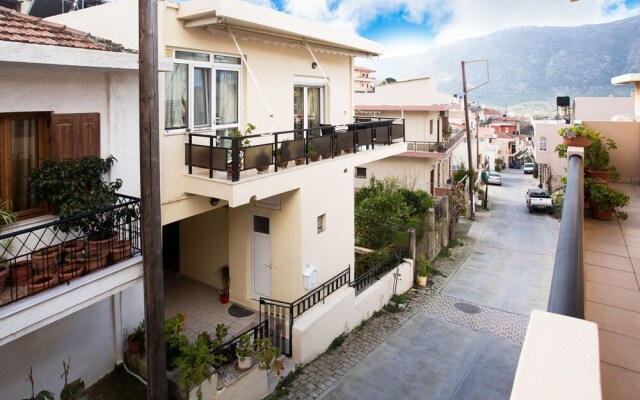 Gorgeous Holiday Home in Arhanes with Balcony