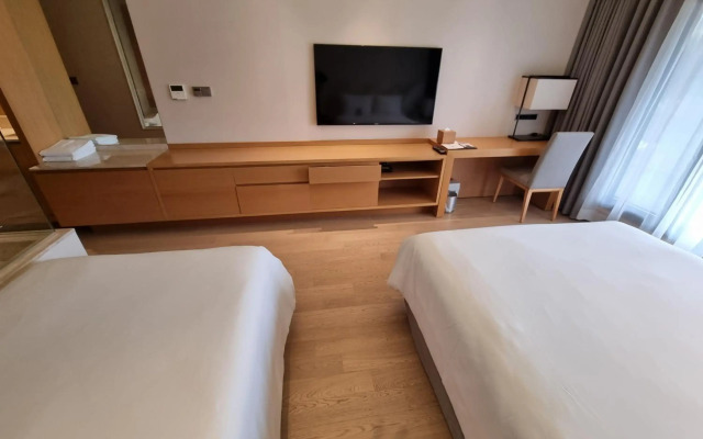 Pine Grove Hotel