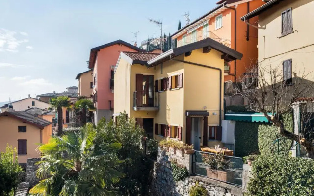 Design Apartment with Lake View!