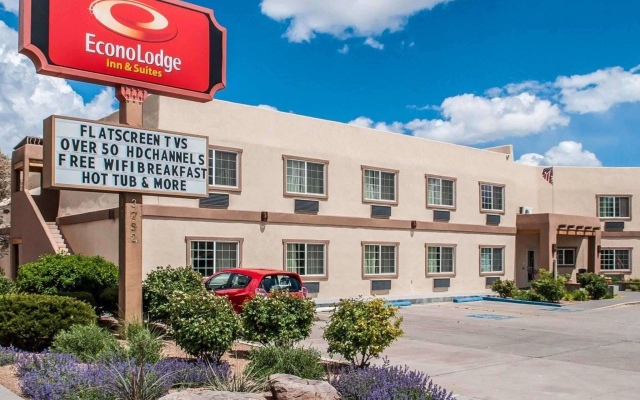 Econo Lodge Inn & Suites