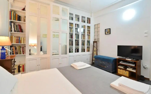 Plaka Elegant Apartment