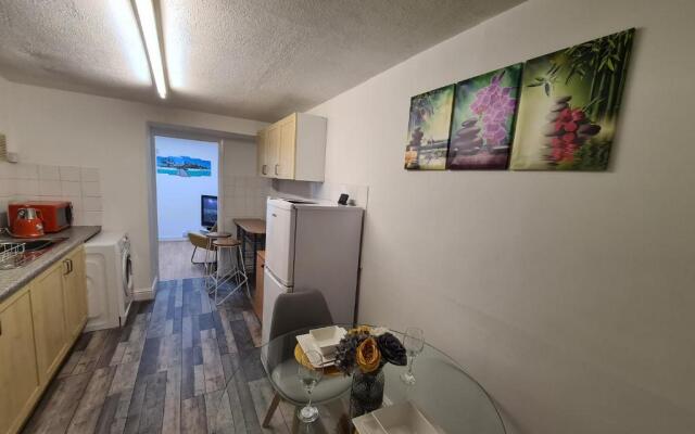 Property Malak Homz - West Street 2 Bed Premium Apartment