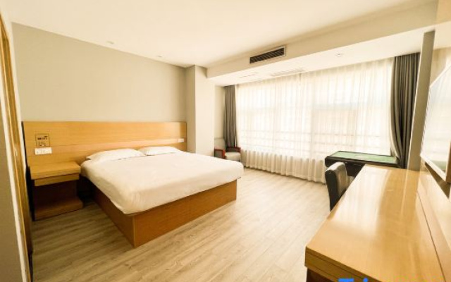 Tongbaiyun Hotel (Suqian Hongzehu East Road Sunshine 100 Shop)
