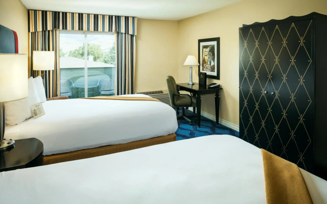 Plaza Inn & Suites at Ashland Creek