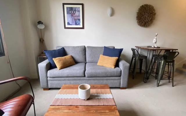 1-bedroom Unit in Classic Melbourne CBD Building!