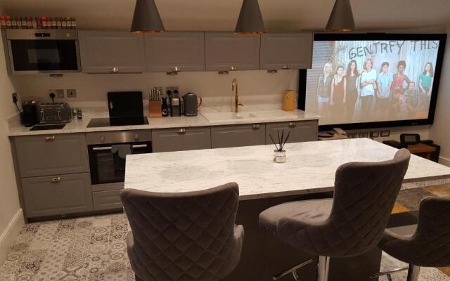 Central Windermere Luxury two bed Apartment Dog Friendly