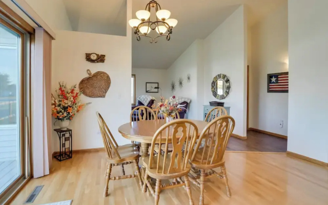 5 Mi to Dtwn: Pet-friendly 'wheatland Twin' Home!