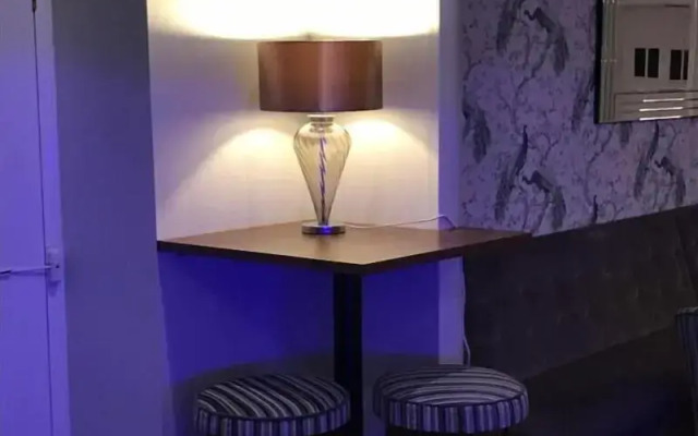 Hotel 242