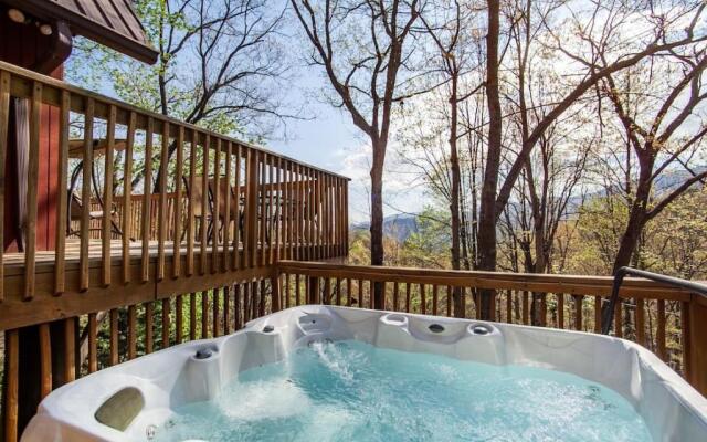 Bear View Chalet with hot tub and near Ober