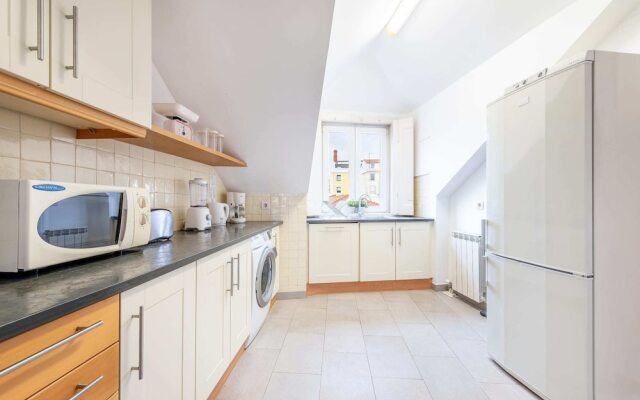 Rustic-style Apt Near Bairro Alto