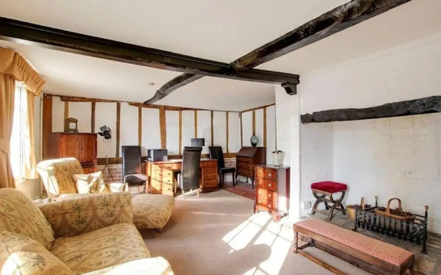 4 BR & 2 Bathroom House Parking Garden St Neots Town Centre