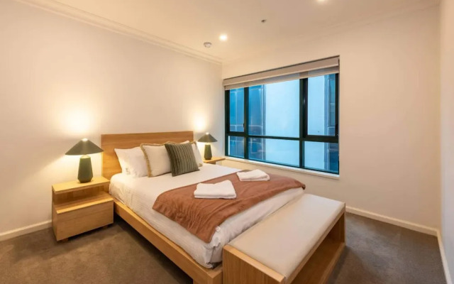 Spacious 3-bed Unit in Melbourne CBD w/ Pool & Gym