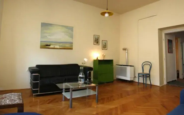 Green Garden Apartment