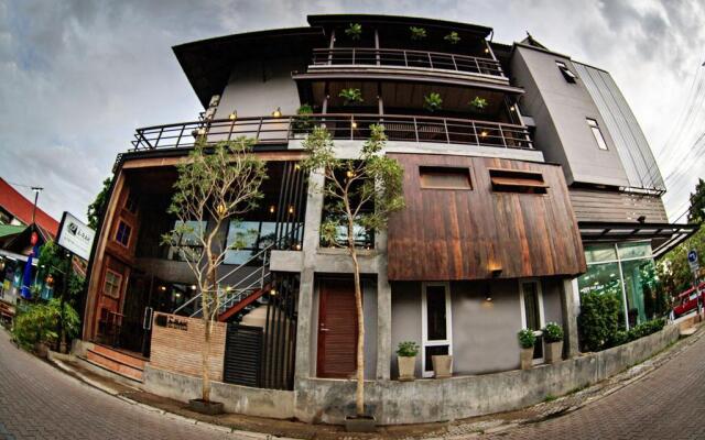 The Arak Bed Bar and Hostel
