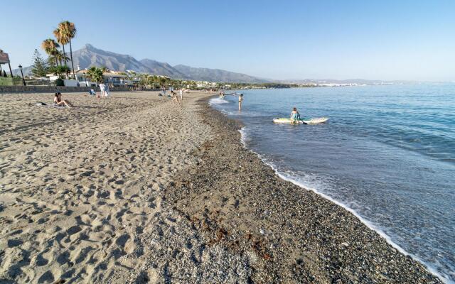 PR20 - Beach front flat Puerto Banus