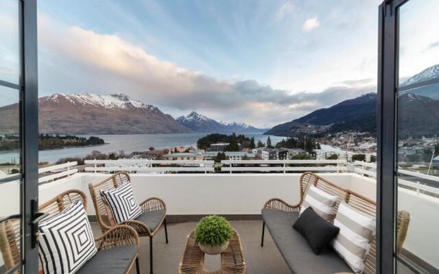 Panoramic Views - 10 minutes walk to Town