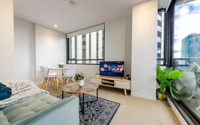 Best view 2BR1BA 40+floor in CBD+ Balcony +wifi