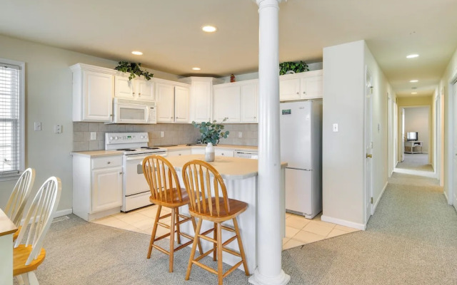 Walk to Beach: Wildwood Apt w/ Balcony!