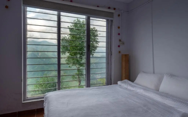 The Perch - 2bhk w panoramic hill view by Roamhome