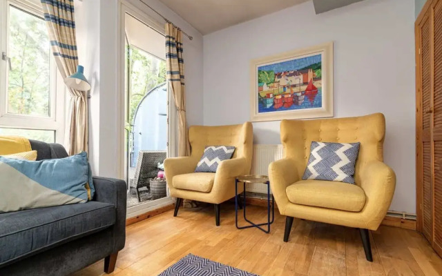 Charming 1BR Highbury Flat With Balcony