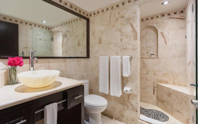 El Taj Oceanfront & Beachside Condo Hotel