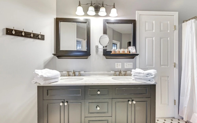 Mountain Views & Fire Pit: Sandgate Getaway