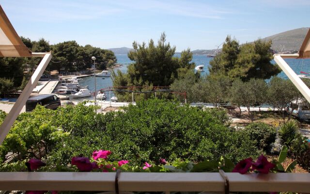 Apartment Laura - 20m from the sea A4 Trogir, Riviera Trogir