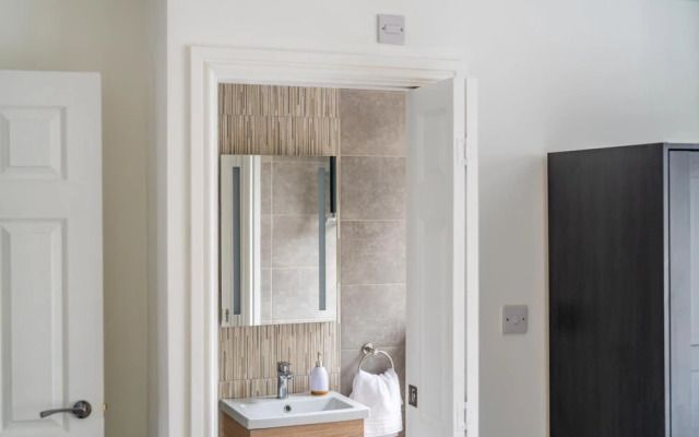 Stylish & Sleek 3BD Home Including Guest House in Southall