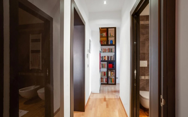 Stylish House with Hot Tub, Movies & Books