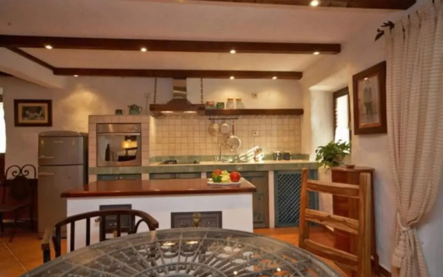 House Rilovic - Two Bedroom House With Swimming Pool and Jacuzzi